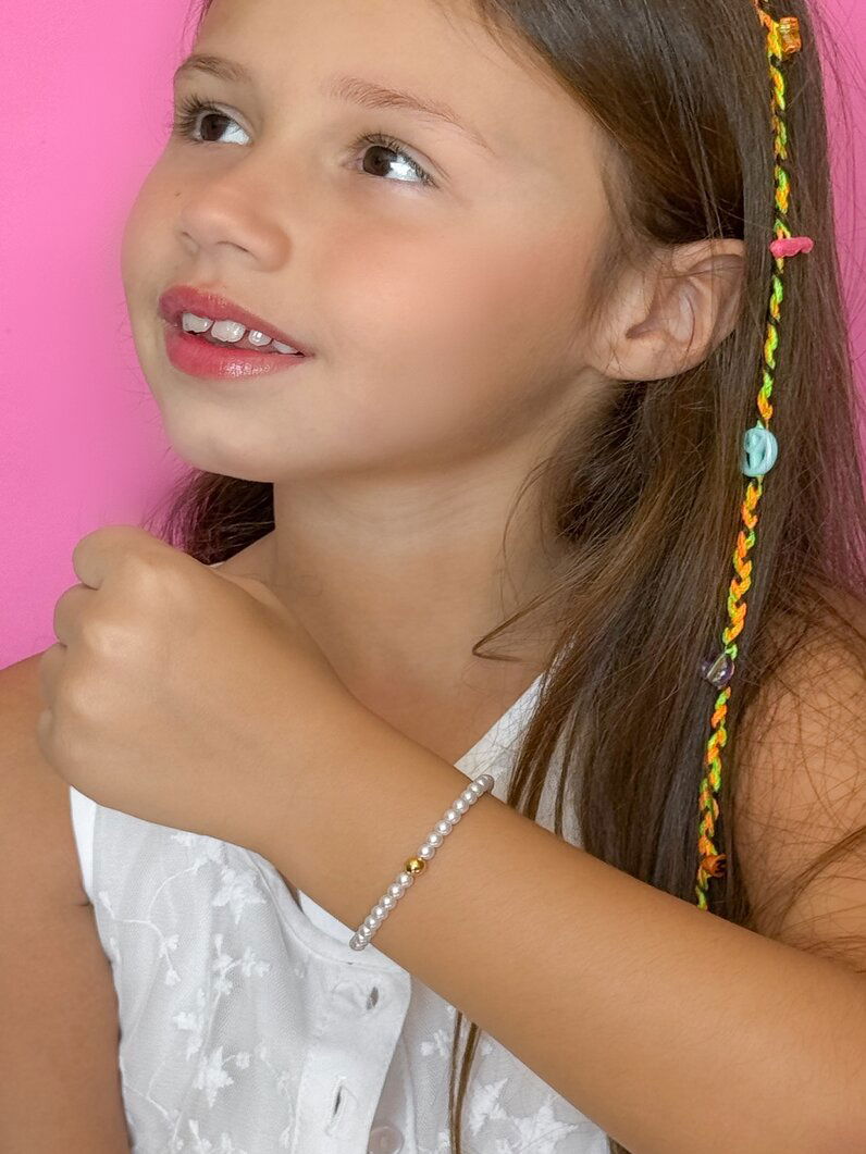 Pulseira infantil folheada a ouro 18k e prata pérolas com esfera lisa