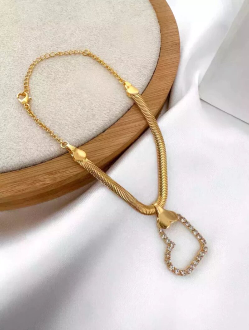 Pulseira manta folheado a ouro 18k com coração vazado de zircônias.