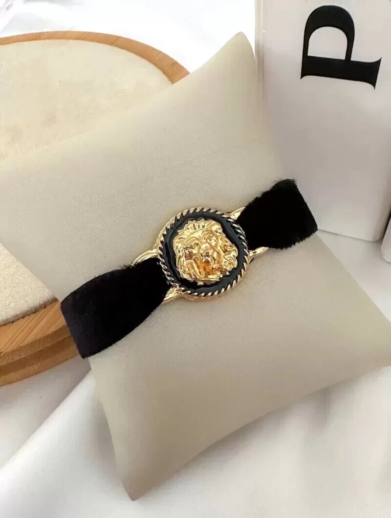 PULSEIRA VELUDO PRETO PINGENTE LEÃO