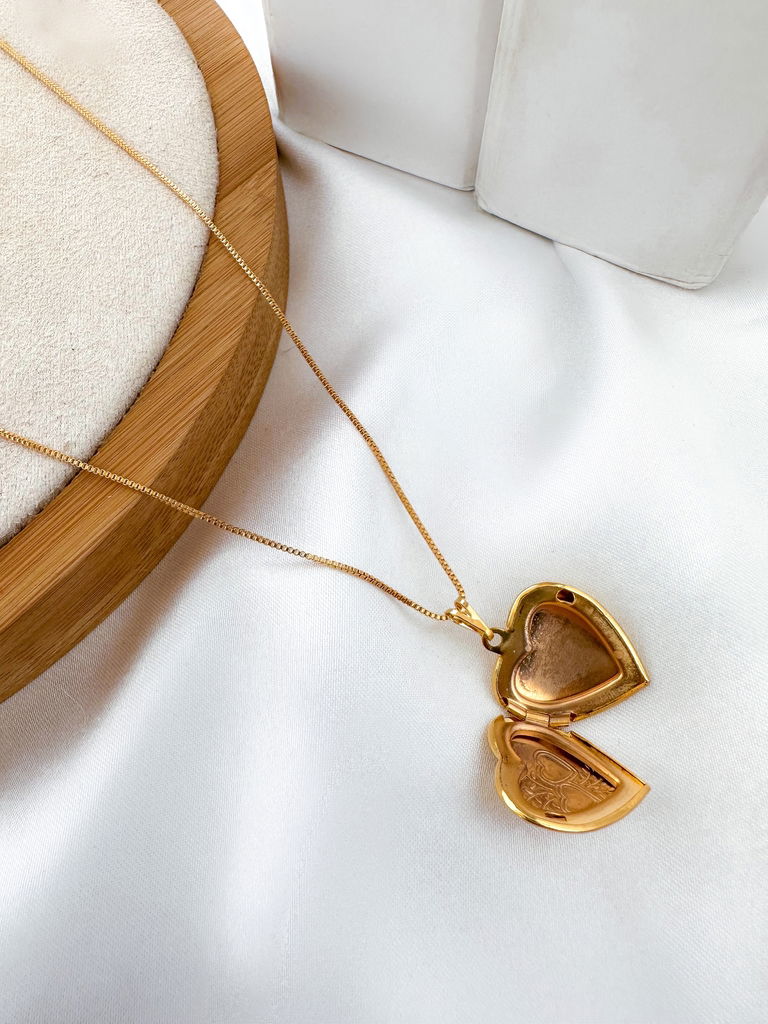 relicário folheado a ouro 18k coração trabalhado