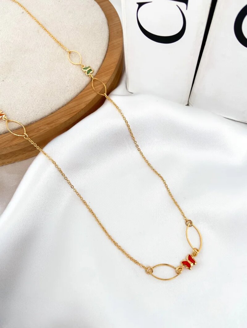 Riviera folheada a ouro com detalhe oval e borboleta colorida