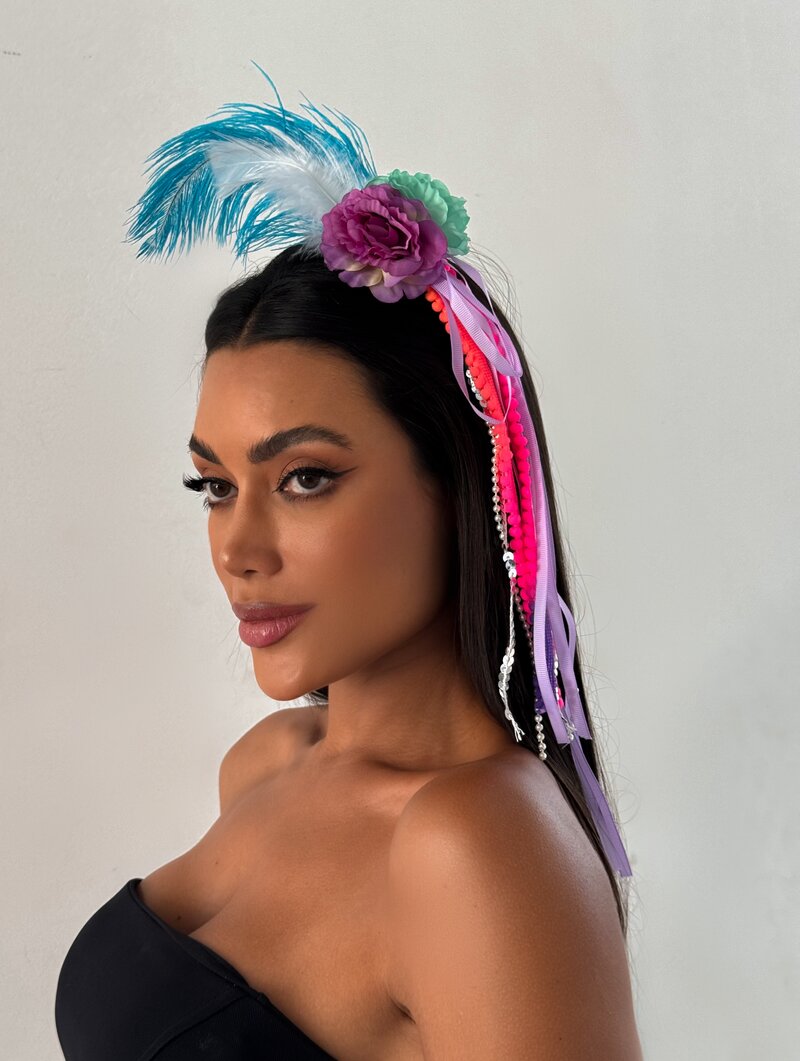 Tiara com Flor, Penas e Fitas Coloridas