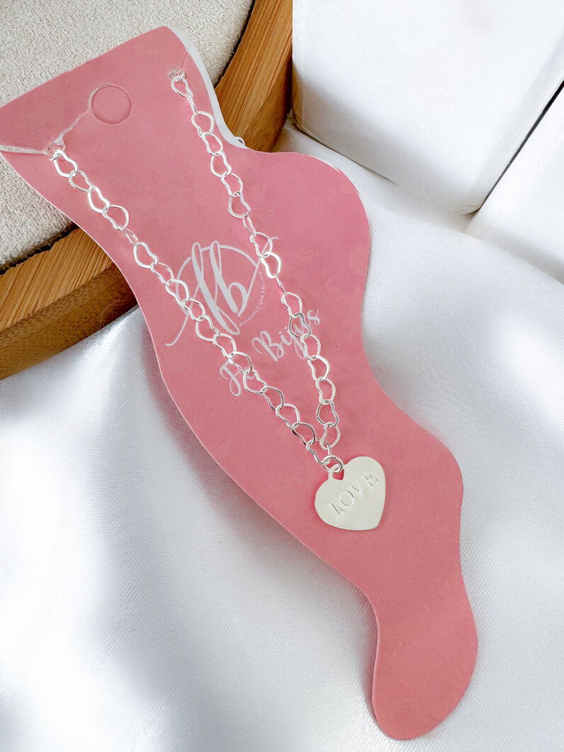 Tornozeleira Folheada a Ouro 18k e Prata Corrente de Corações com Plaquinha Love