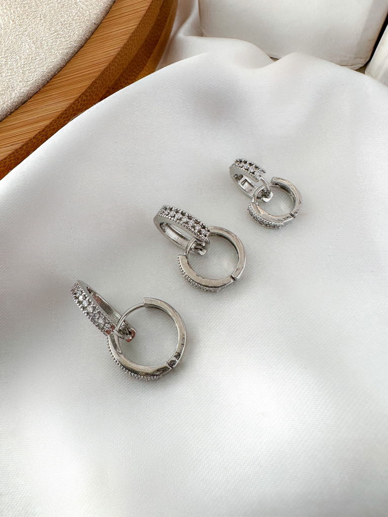 Trio de argolas folheada a ouro 18k e prata com fio de zirconias e microzirconias