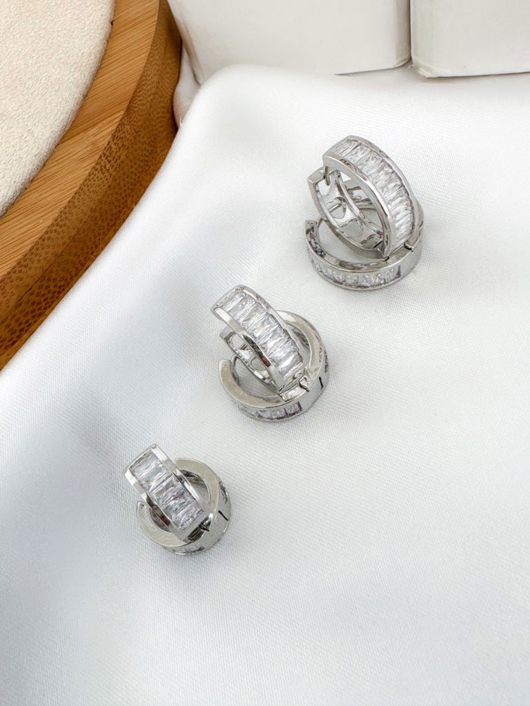 Trio de argolas folheada a ouro 18k e prata com navetes de zirconia