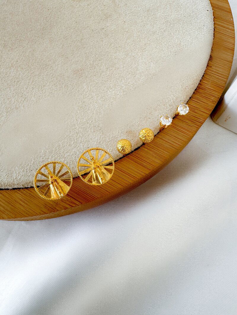 Trio de Brinco Folheado a Ouro 18k Ponto de Luz, Esfera e Nossa Senhora