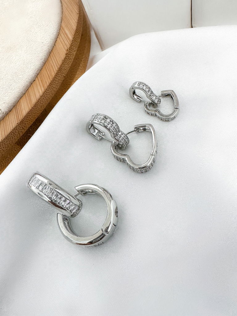 Trio de brincos cravados com navetes de zircônia e microzircônia folheado a ouro 18k e prata