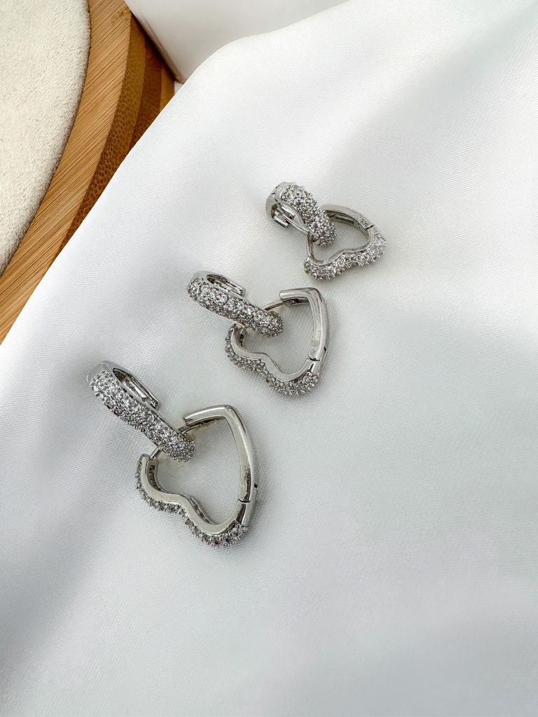 Trio de brincos de coração em micro zircônia cravejado folheado a ouro 18k e prata