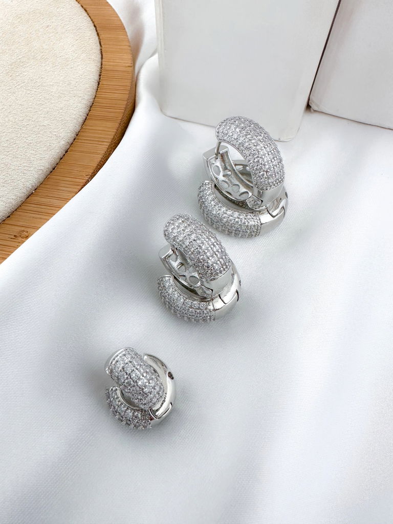 trio de brincos folheado a ouro 18k e prata 925 argolas cravejadas com micro zircônias e detalhe vazado.