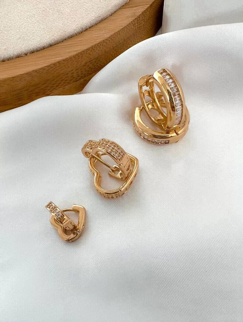 Trio de Brincos Folheado a Ouro 18k e Prata Argola Navete e Corações cravejados.