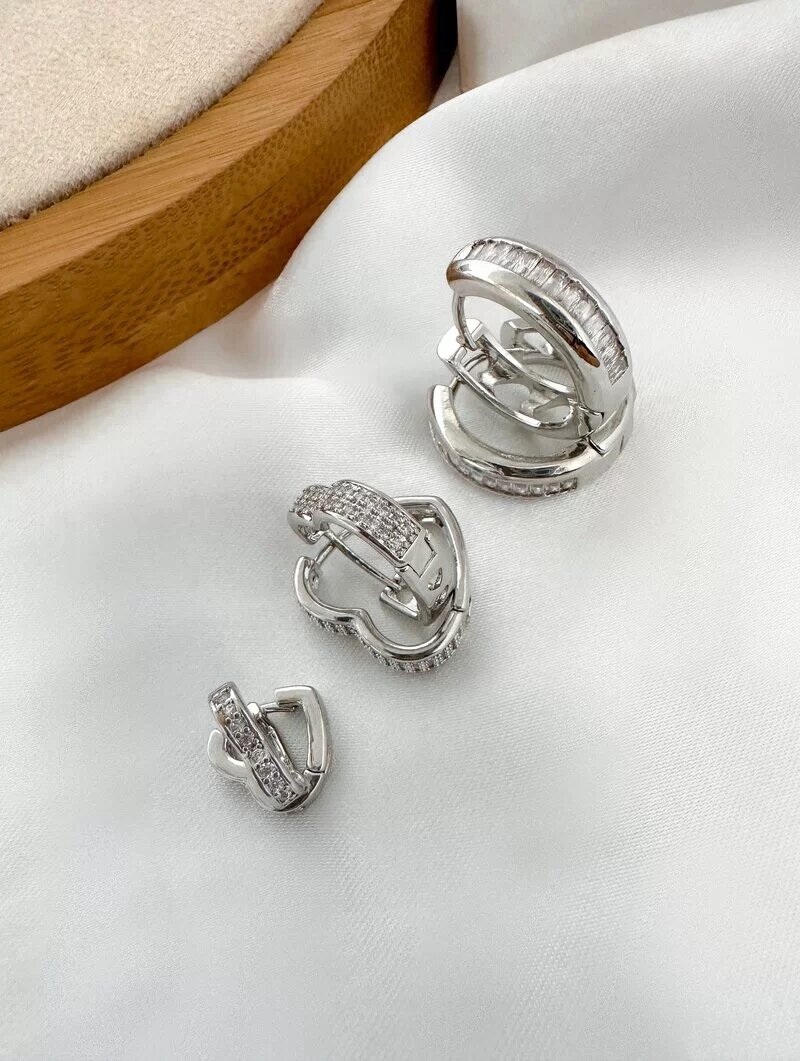 Trio de Brincos Folheado a Ouro 18k e Prata Argola Navete e Corações cravejados.