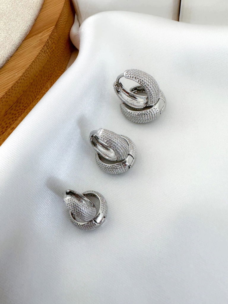 Trio de brincos folheado a ouro 18k e prata argolas escovadas.