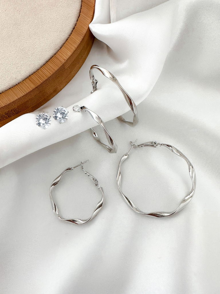 trio de brincos folheado a ouro 18k e prata argolas formato geométrico e ponto de luz