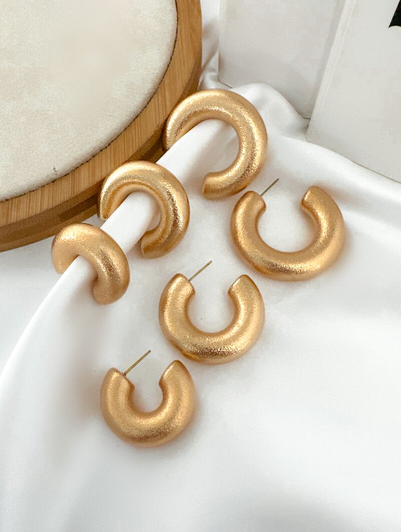 trio de brincos folheado a ouro 18k e prata argolas tubo escovadas