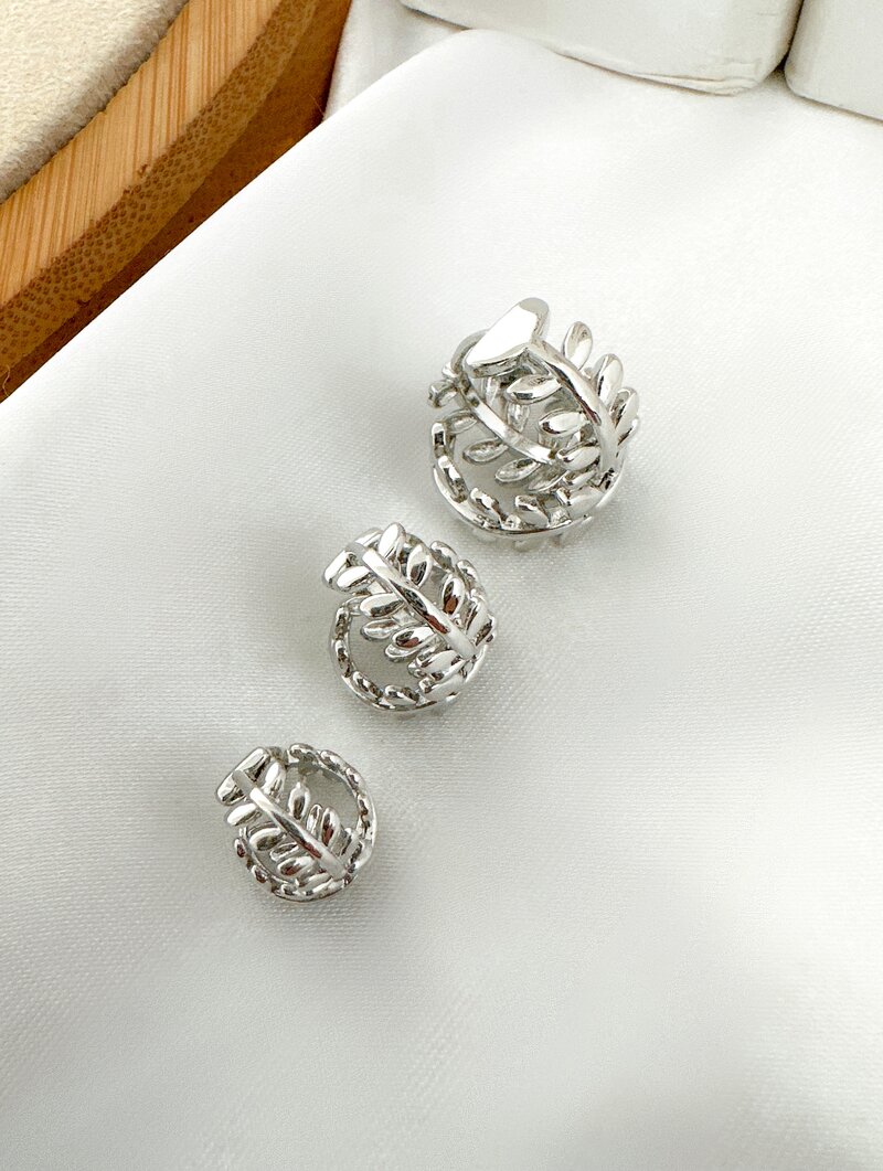 trio de brincos folheado a ouro 18k e prata argolinhas designer folhas