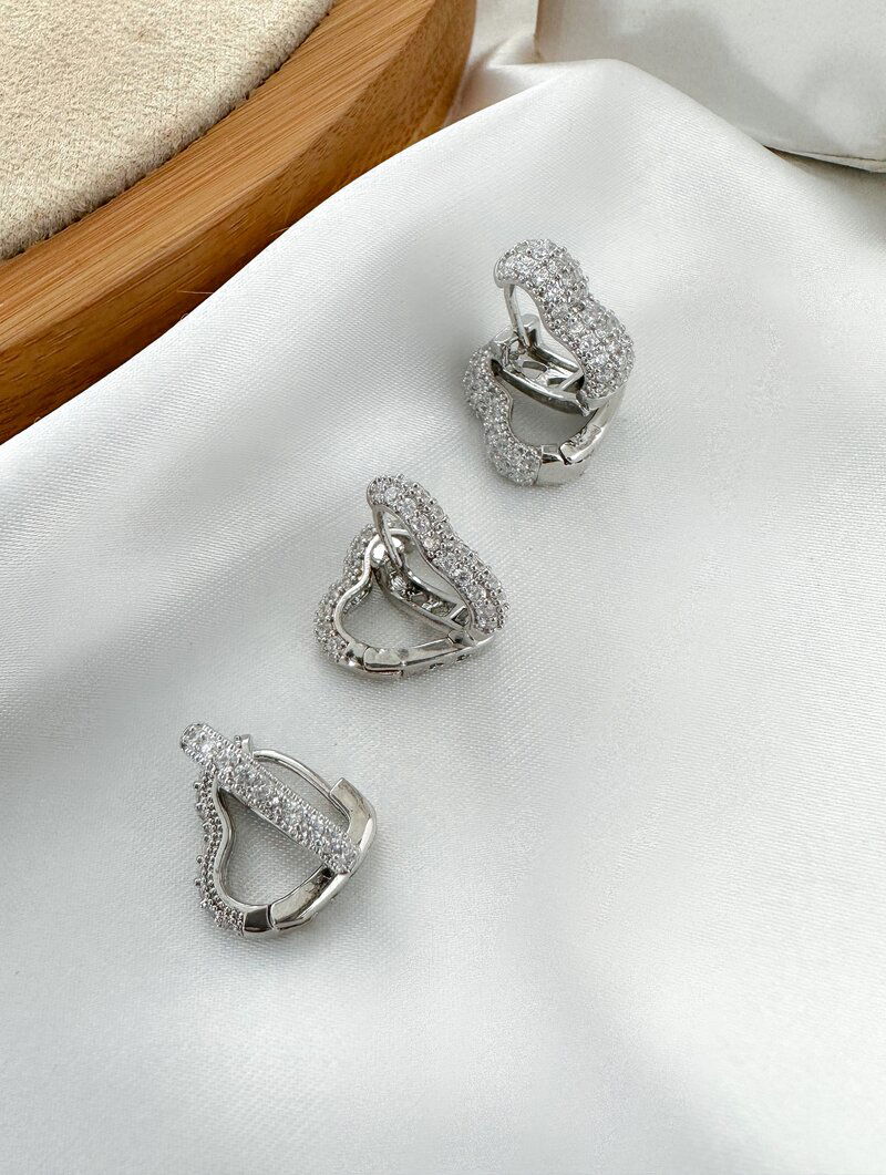 Trio de Brincos Folheado a Ouro 18k e Prata Corações com Fecho Cravejados