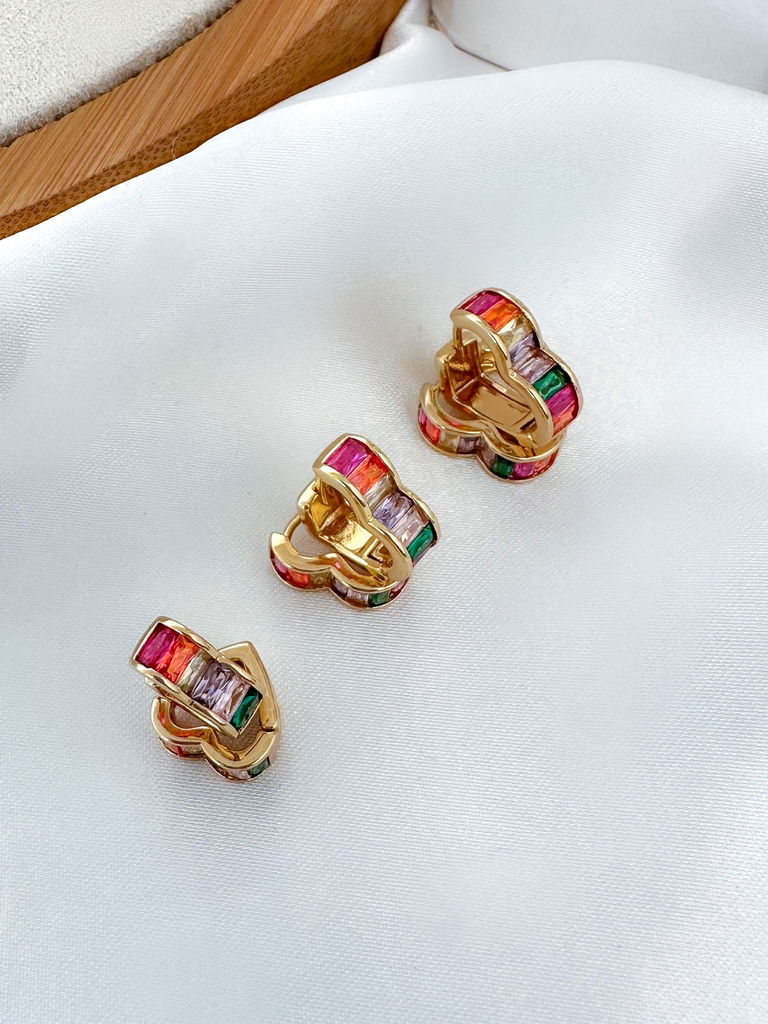 trio de brincos folheado a ouro 18k e prata corações com navetes em zircônia