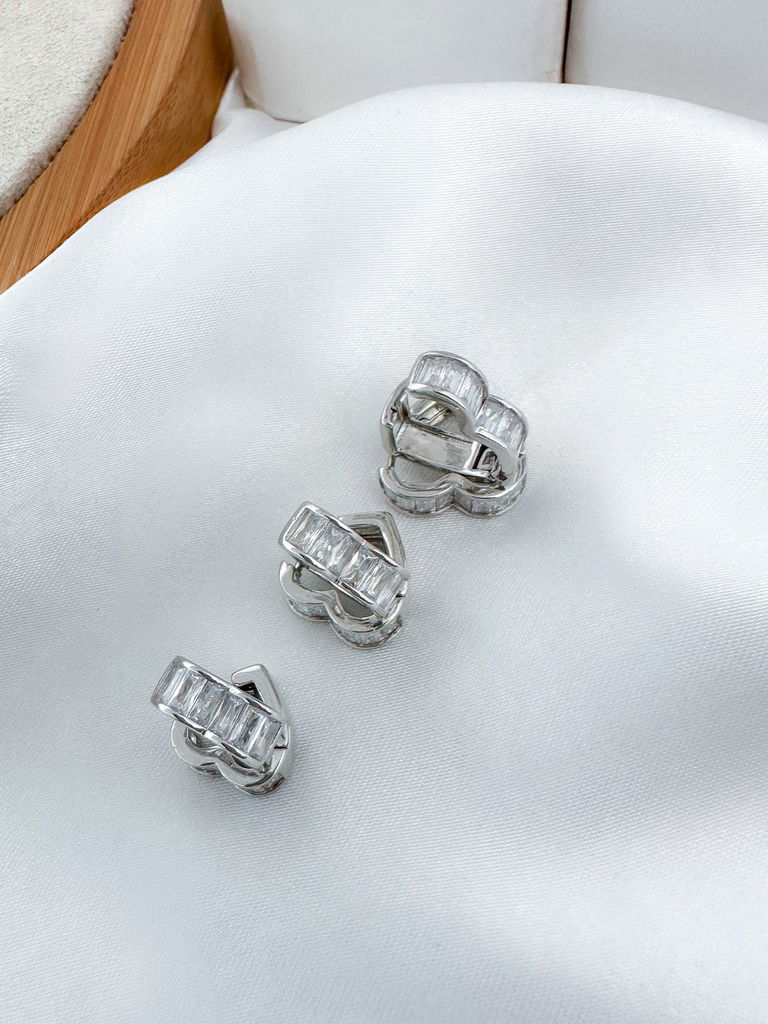 trio de brincos folheado a ouro 18k e prata corações com navetes em zircônia