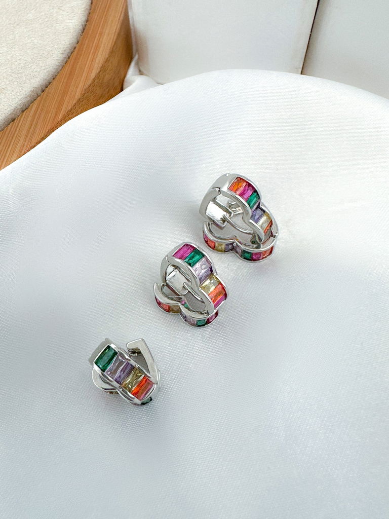 trio de brincos folheado a ouro 18k e prata corações com navetes em zircônia