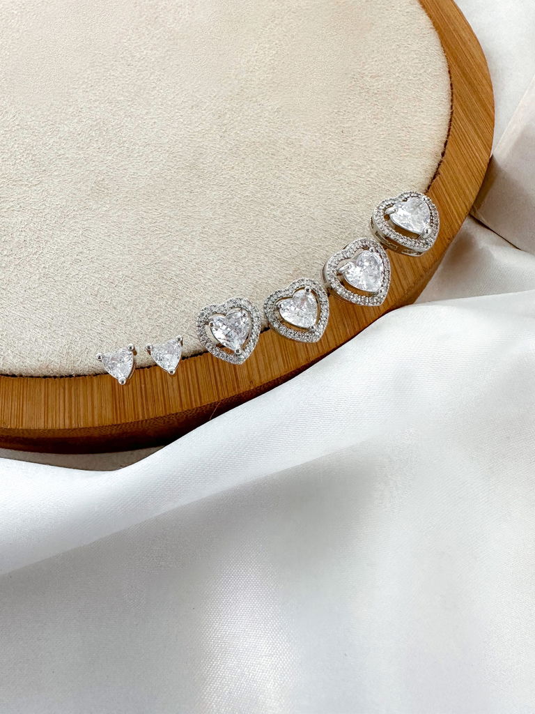 trio de brincos folheado a ouro 18k e prata corações com zircônia e borda cravejada