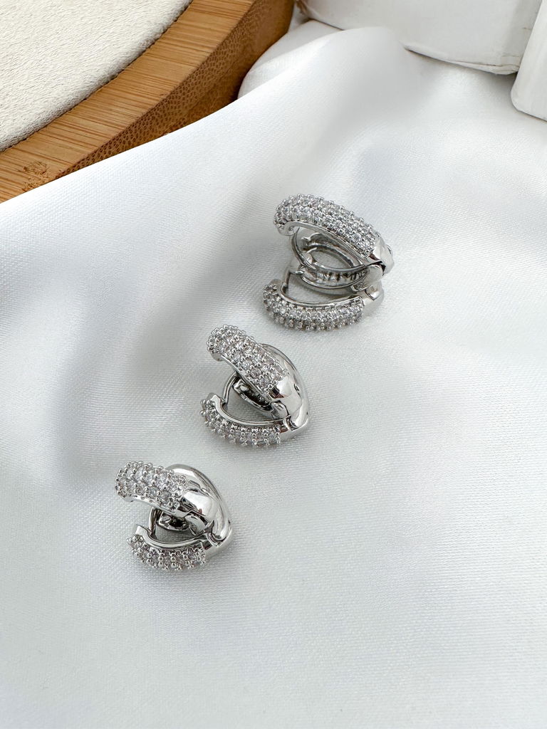 trio de brincos folheado a ouro 18k e prata corações cravejados