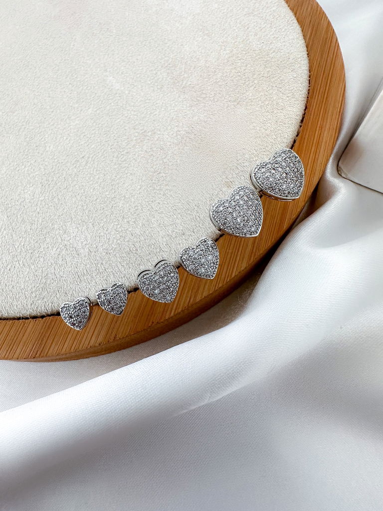 trio de brincos folheado a ouro 18k e prata corações cravejados com micro zircônias