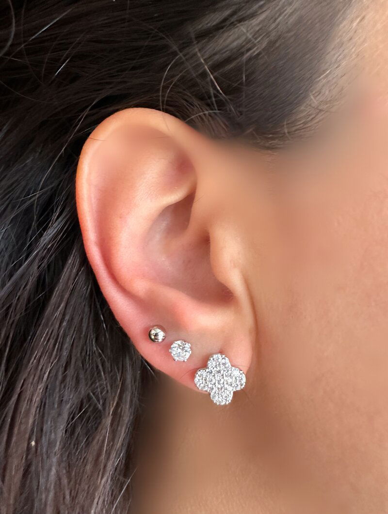 Trio de Brincos Folheado a Ouro 18k e Prata Esferas, Ponto de Luz e Flor Cravejada