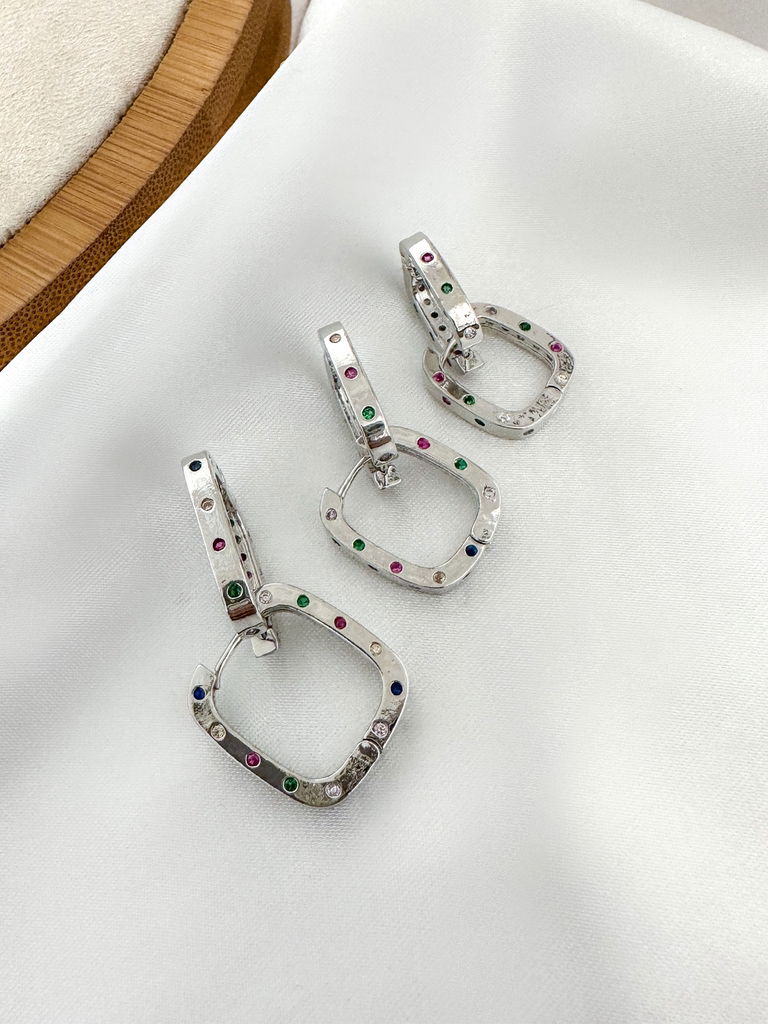 Trio de brincos quadrado fecho click com pontos de cristais folheado a ouro 18k e prata 925