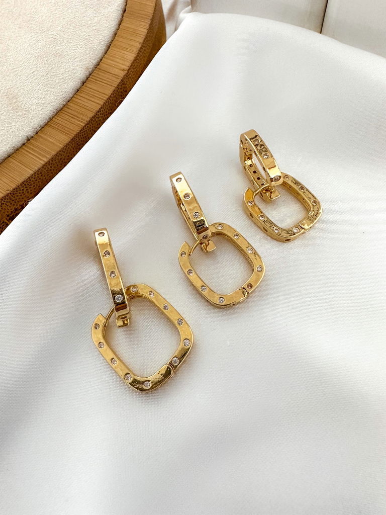 Trio de brincos quadrado fecho click com pontos de cristais folheado a ouro 18k e prata 925