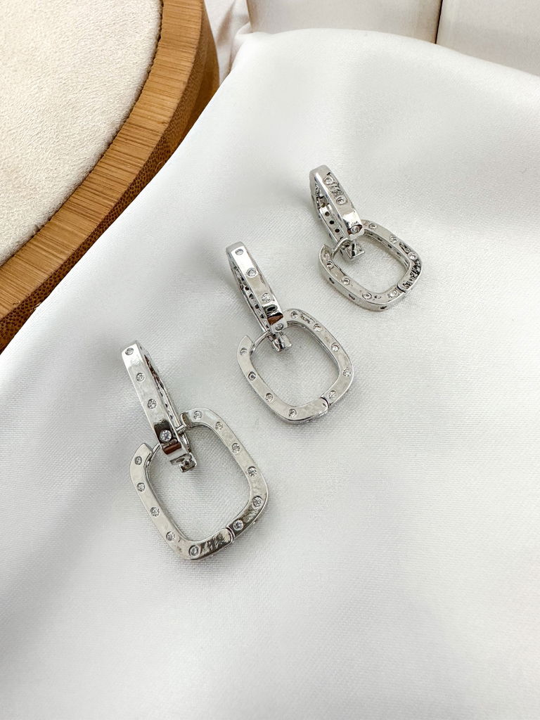 Trio de brincos quadrado fecho click com pontos de cristais folheado a ouro 18k e prata 925