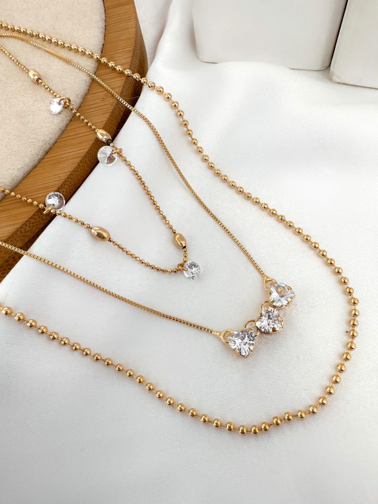 Trio de joinhas com corações de zircônia folheado a ouro 18k e prata 925.