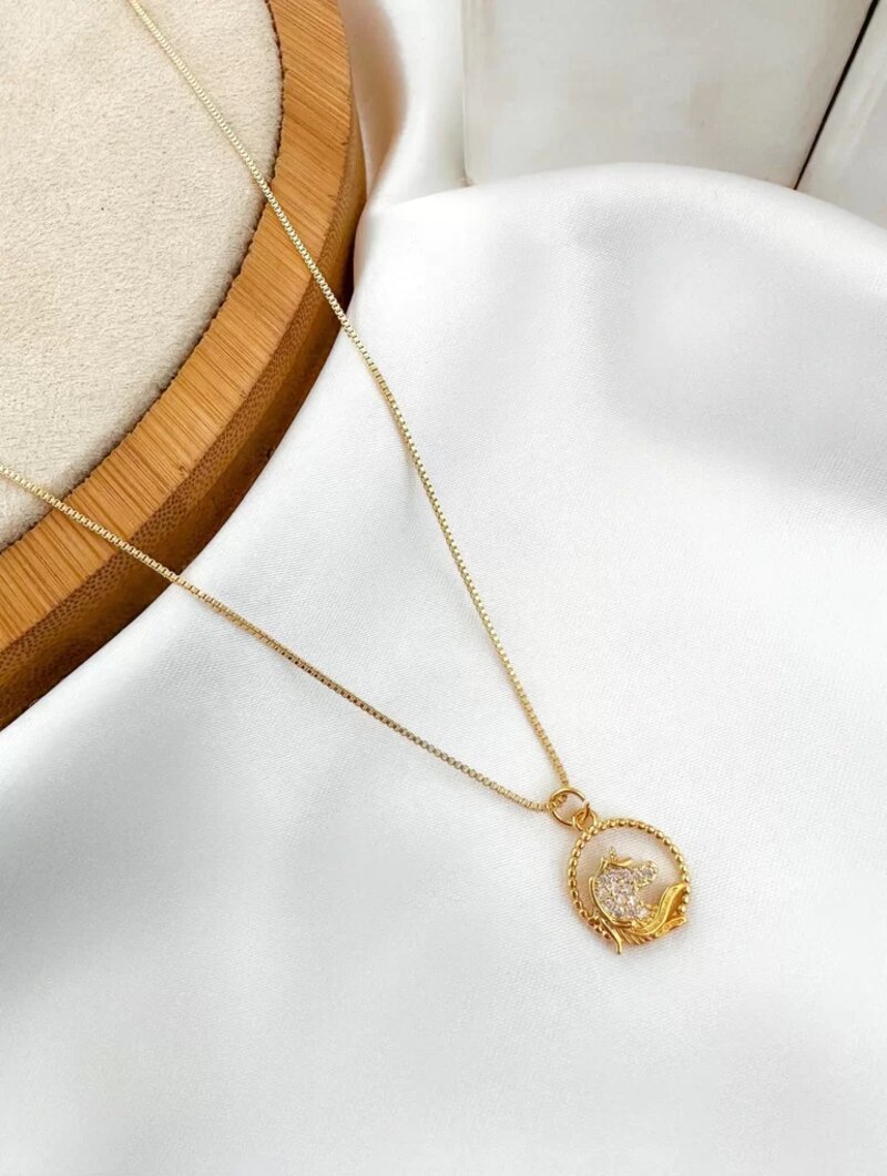 Veneziana banhada em 2 milésimos de ouro e pingente de unicórnio.