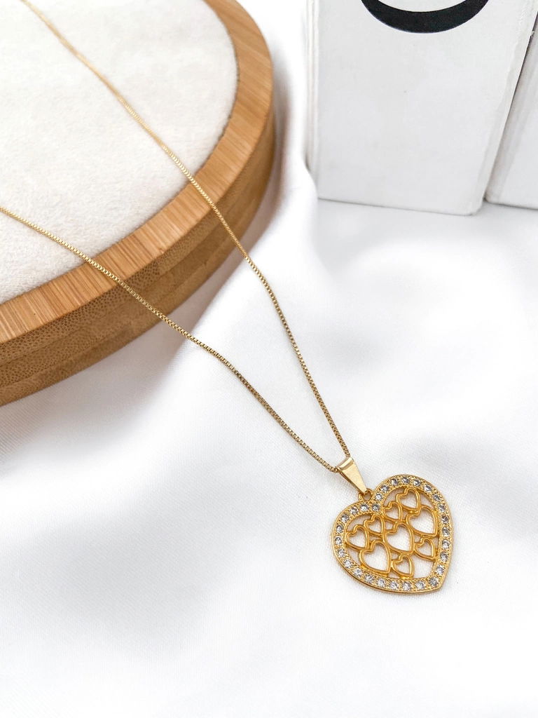 Veneziana com pingente coração desenhado e borda de micro zircônias.