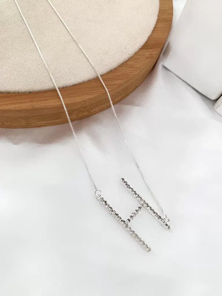 Veneziana folheada com inicial cravejada em micro zircônias